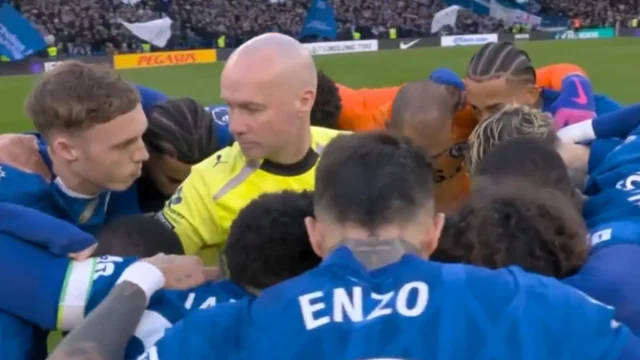 Chelsea-Newcastle: das surreale Bild der Blues, die den Schiedsrichter vor dem Anpfiff mit einer Umarmung von Cole Palmer einkreisen