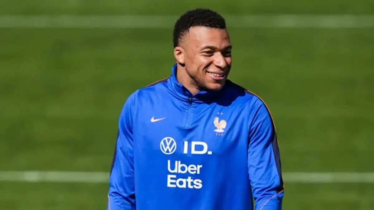 „Man muss seinen Vertrag kündigen“: Mbappé auf Sardinien mit Ester Expósito gesichtet, obwohl er als verletzt gemeldet ist – die Wut der Fans von Real Madrid