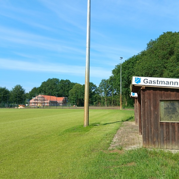 B-Platz mit Flutlicht